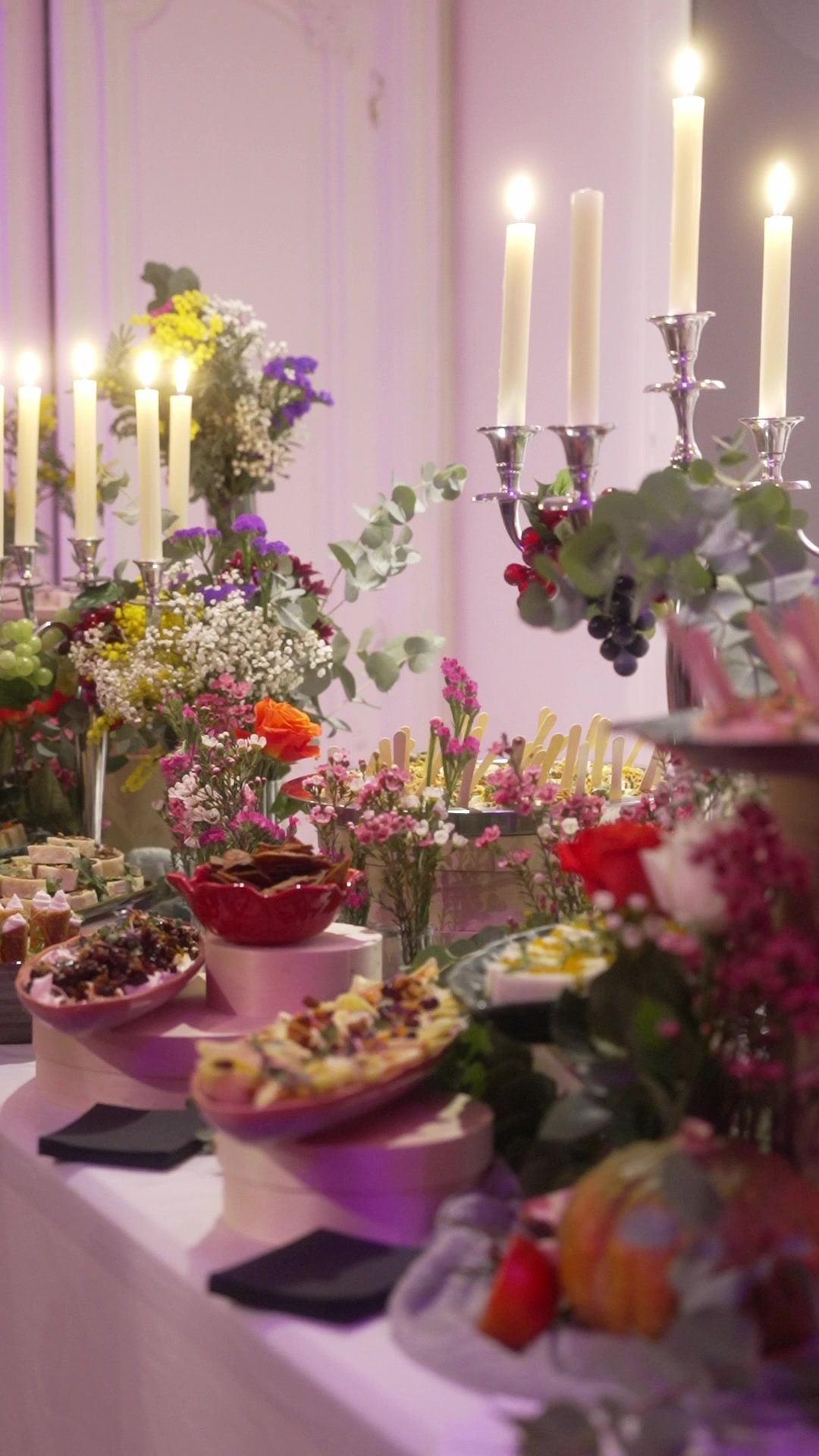 Buffet fleuri et bougies pour les 30 ans d’Anthony Colette au Salon Lafayette