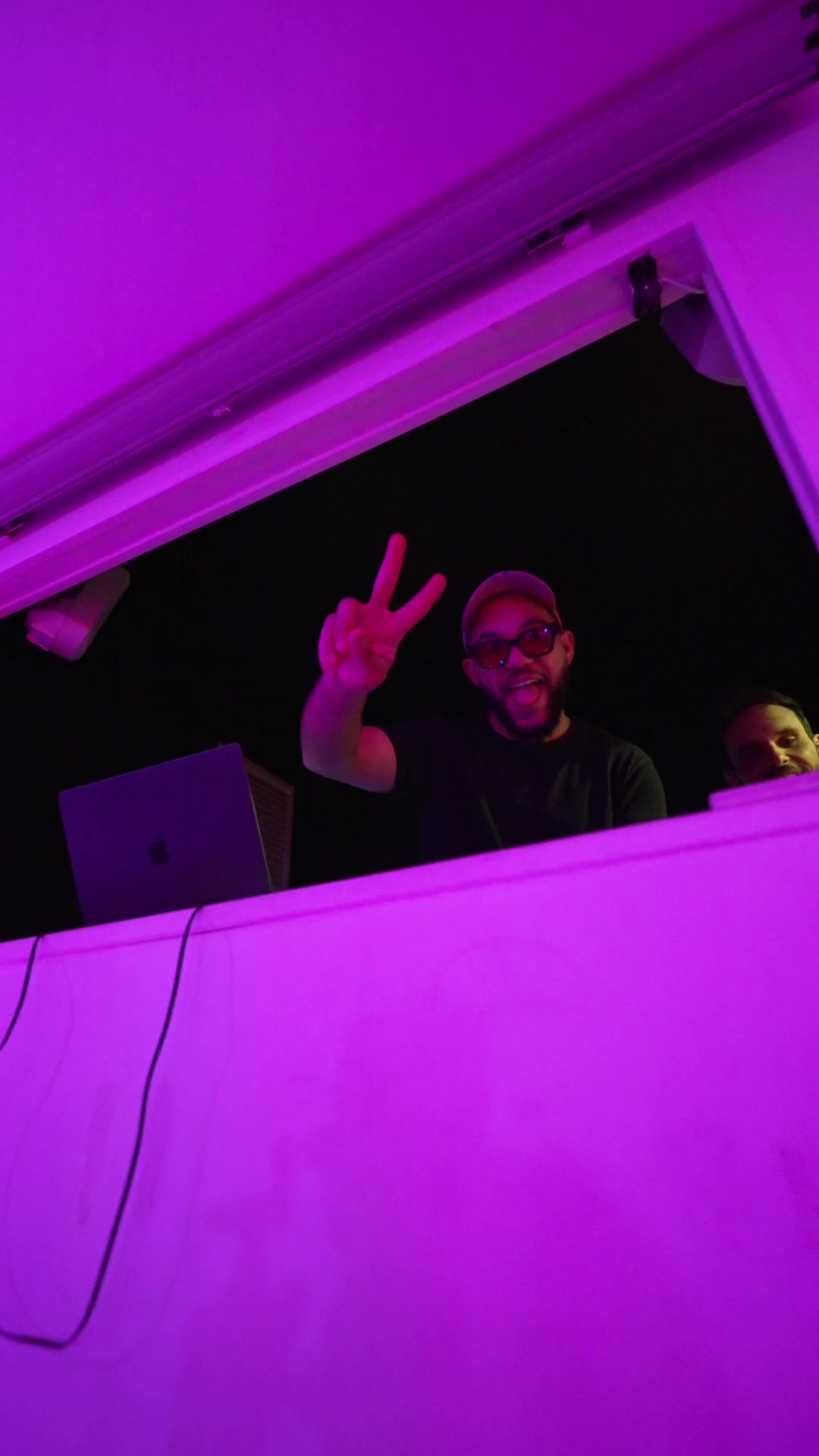 DJ en cabine au Salon Lafayette pendant l’anniversaire d’Anthony Colette