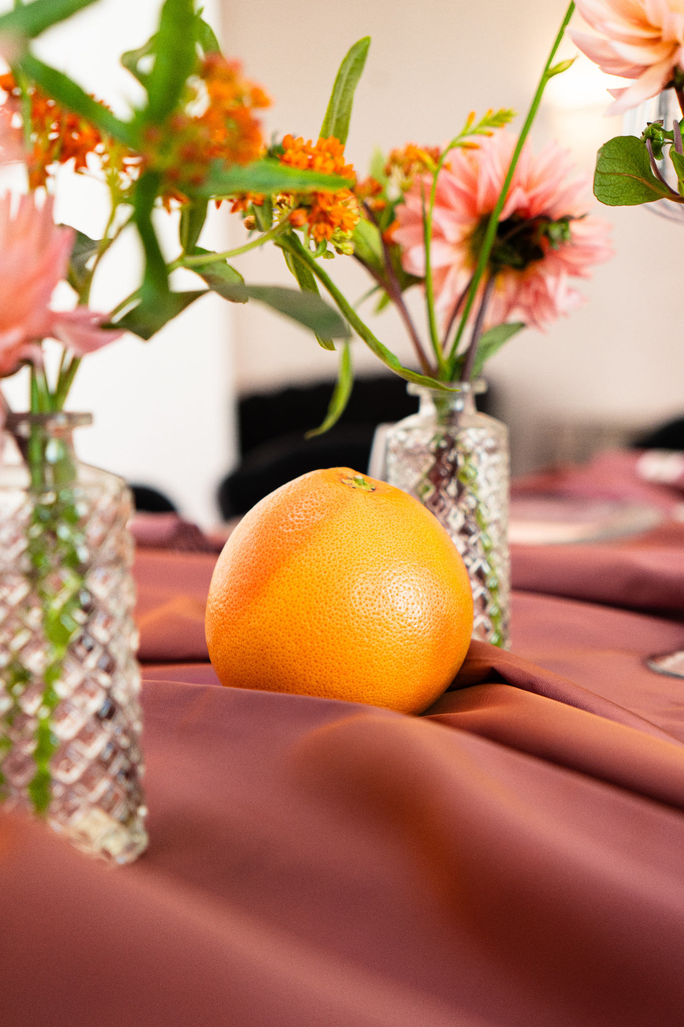 Fruit et fleurs colorées sur la table dressée à L’Appart Lafayette