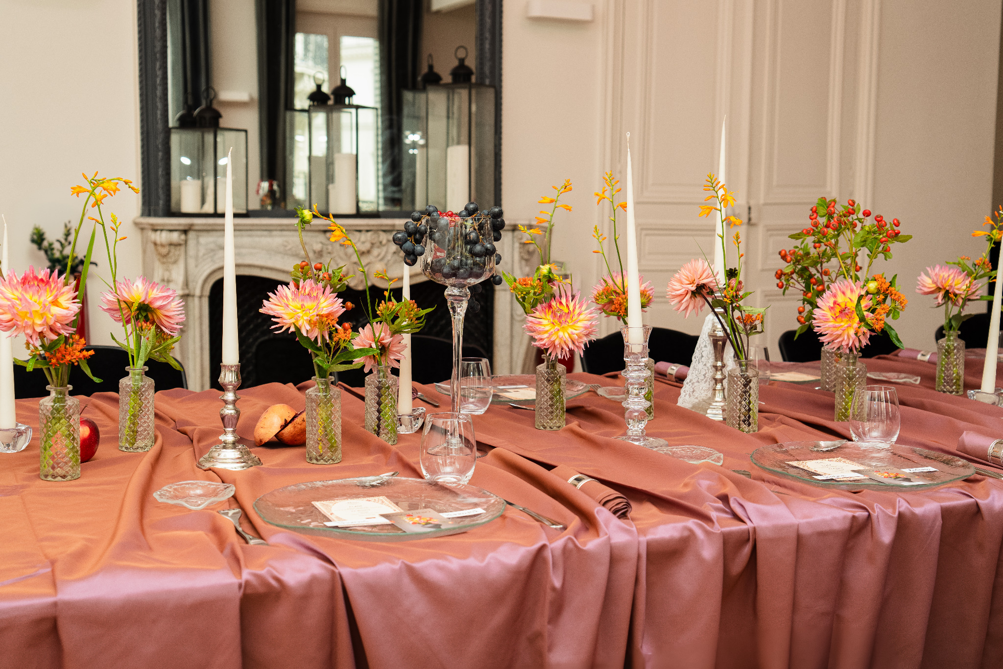 Vue de la table de déjeuner, de la vaisselle et des fleurs colorées