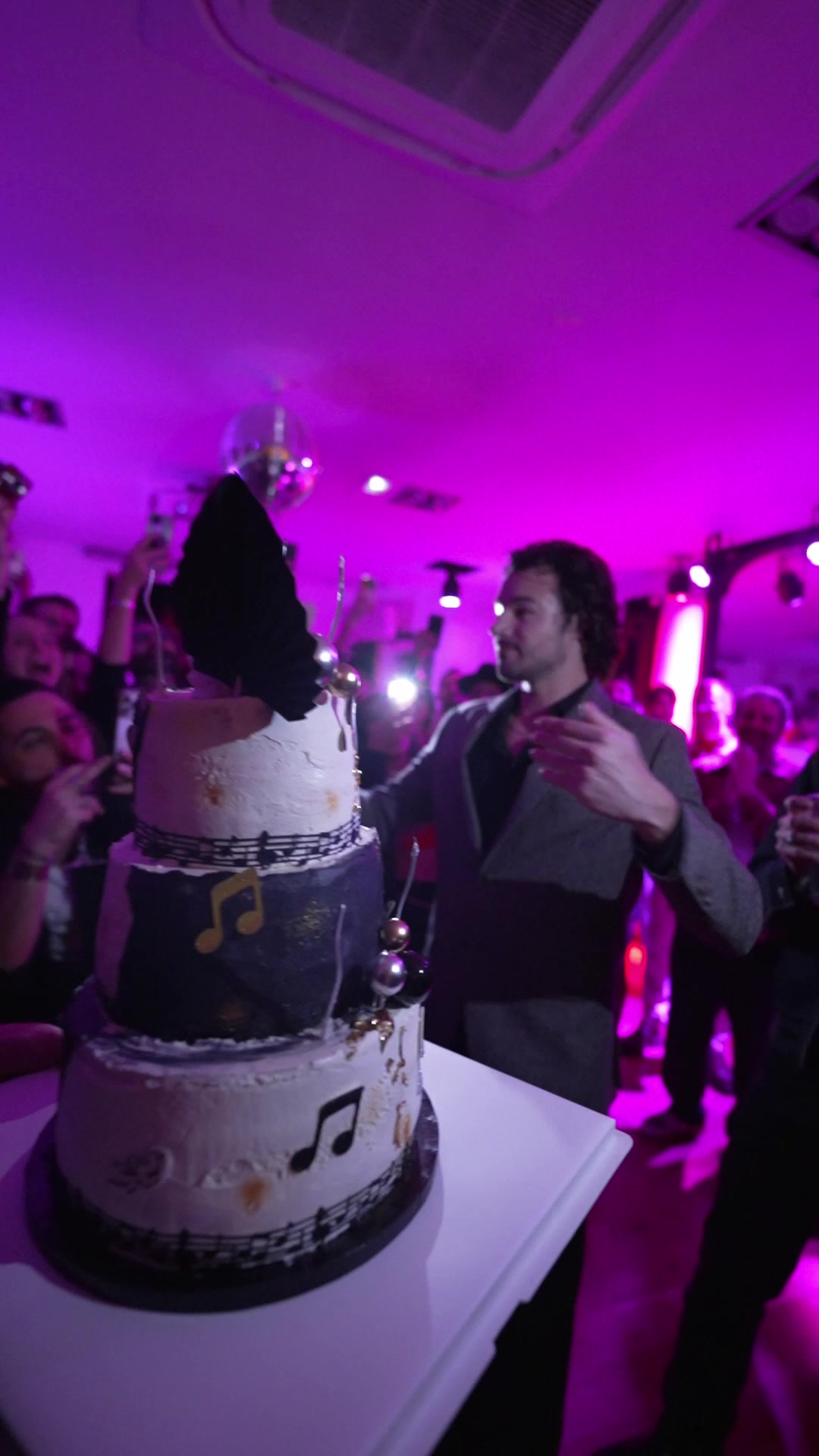 Anthony Colette célébrant ses 30 ans près de son gâteau et de ses invités