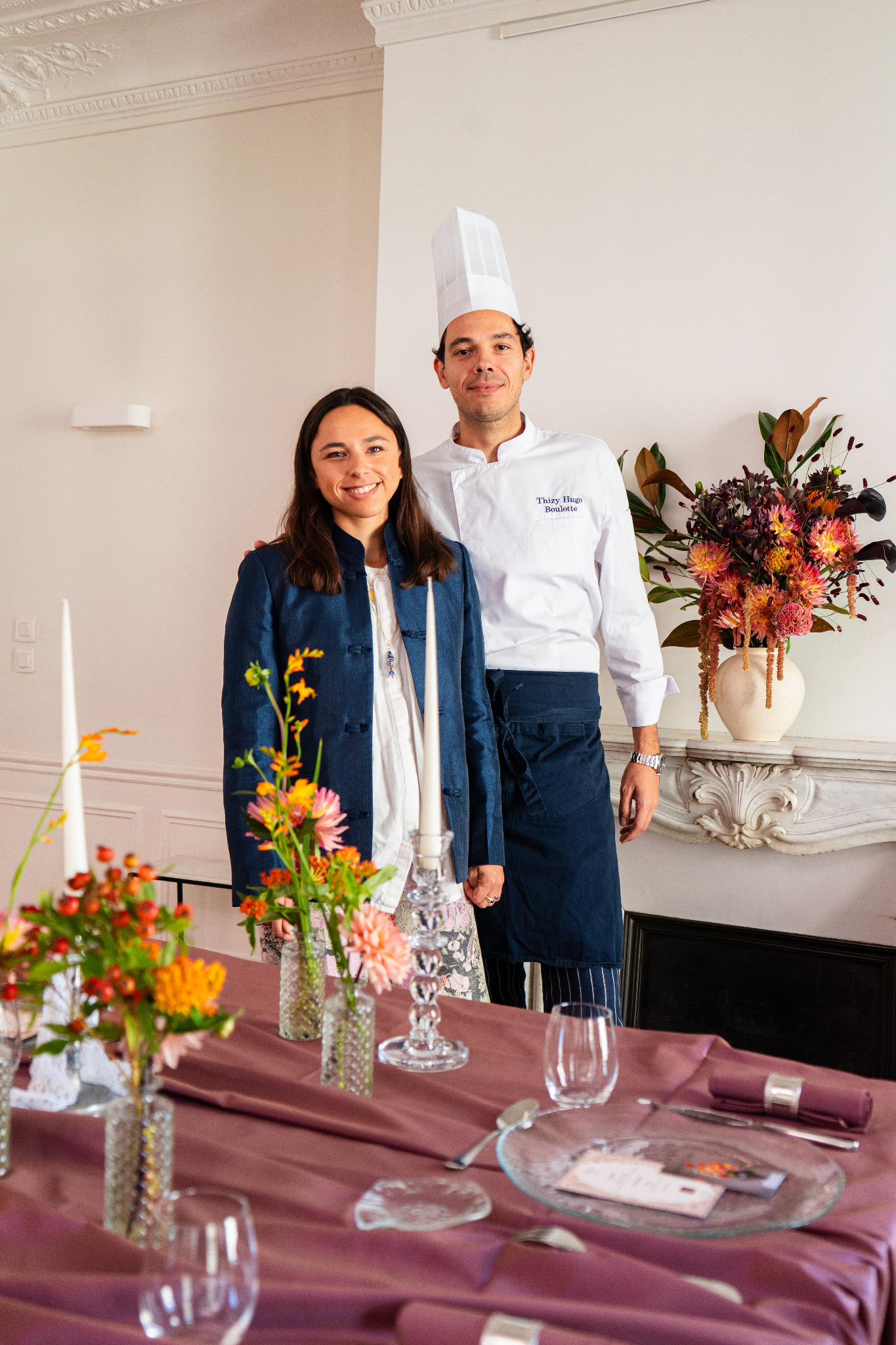 Deux membres de l’équipe Boulotte posent devant la table dressée