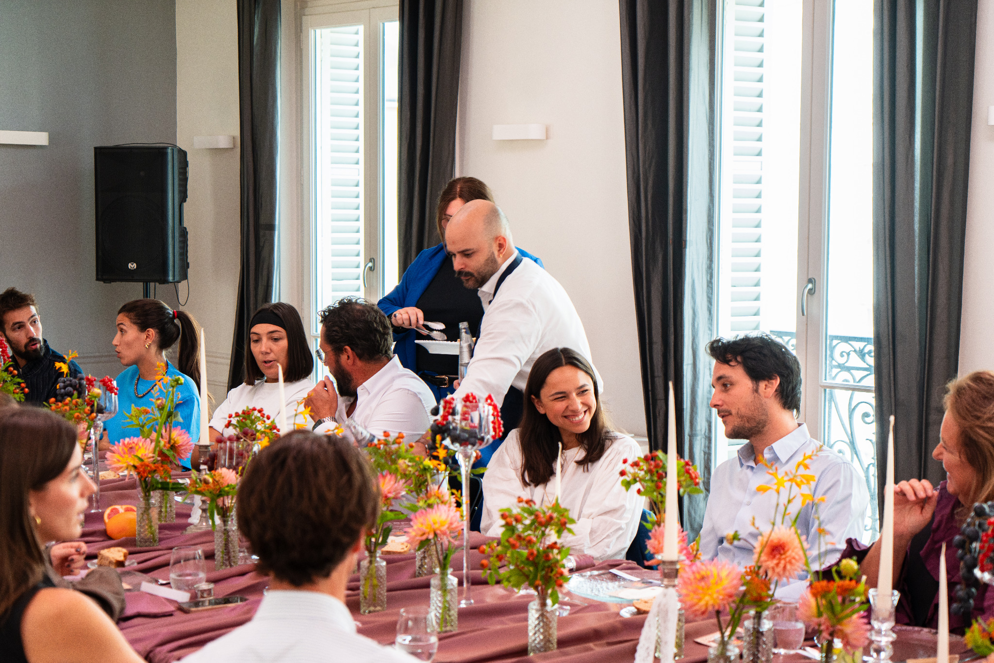 Les invités échangent autour de la table pendant le déjeuner Boulotte à L’Appart Lafayette