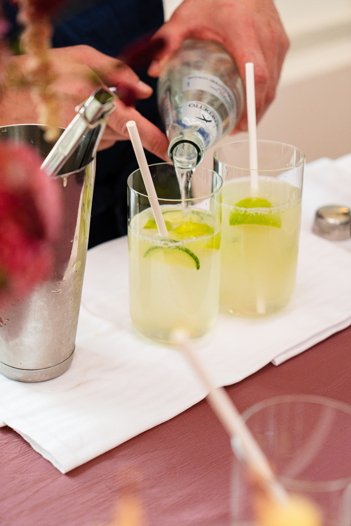 Préparation de boissons fraîches aux agrumes pour les invités du déjeuner Boulotte