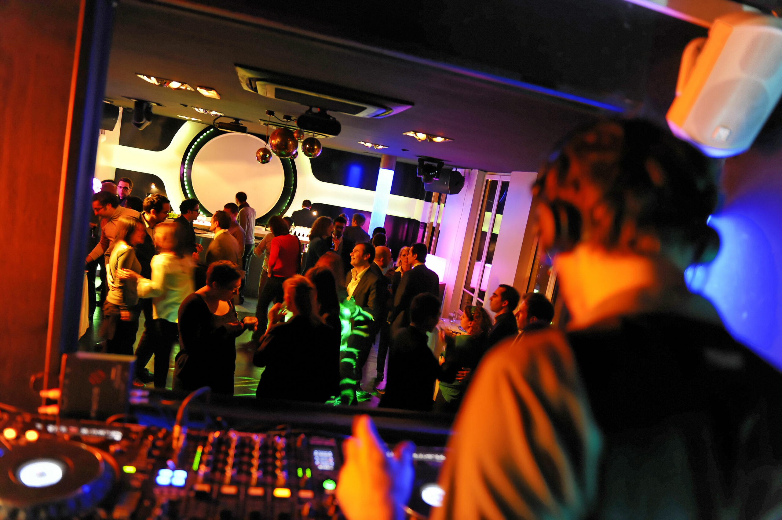 Cabine DJ et ambiance du Salon Lafayette