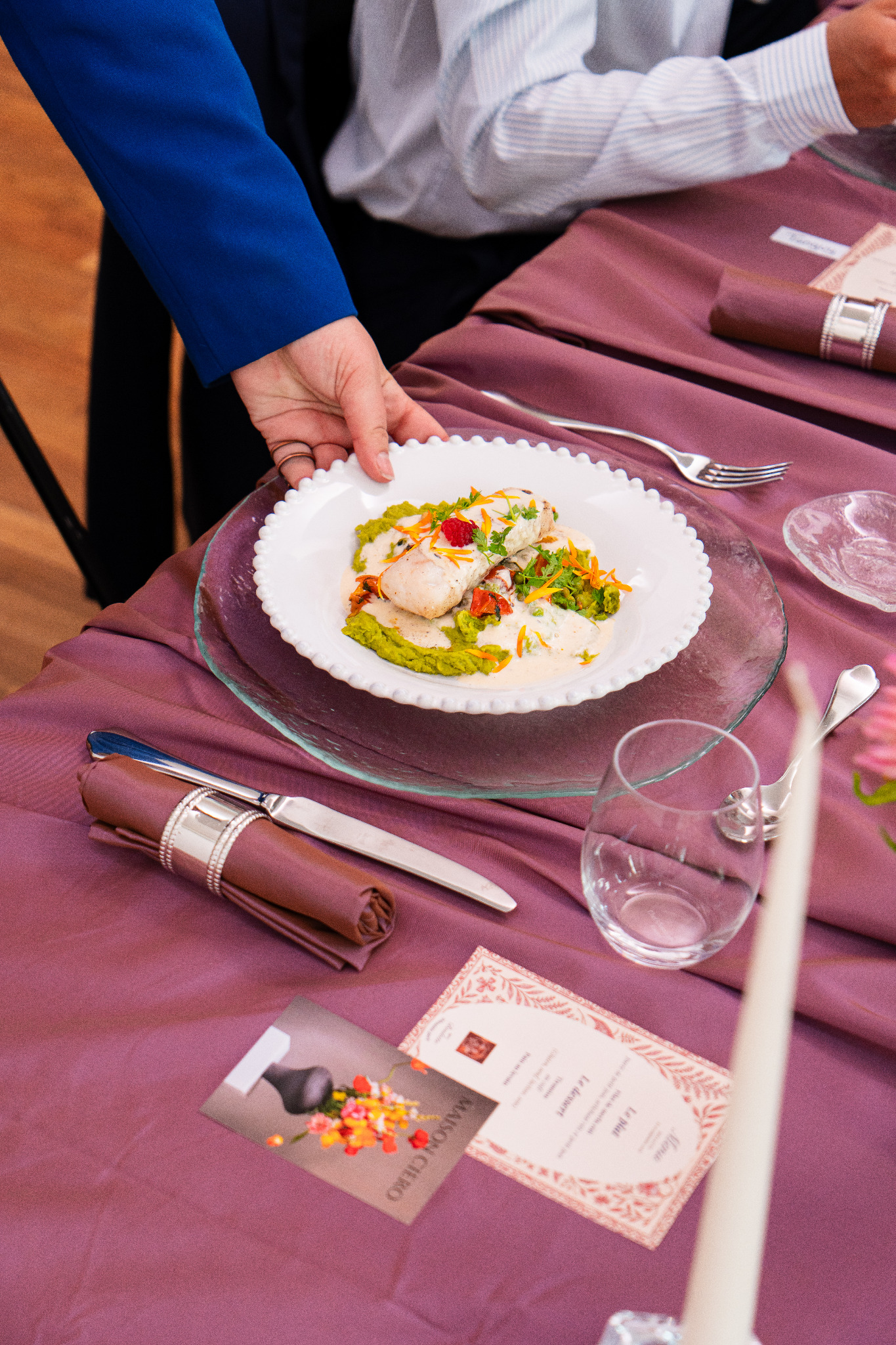 Assiette du déjeuner Boulotte servie sur la table aux nappes vieux rose